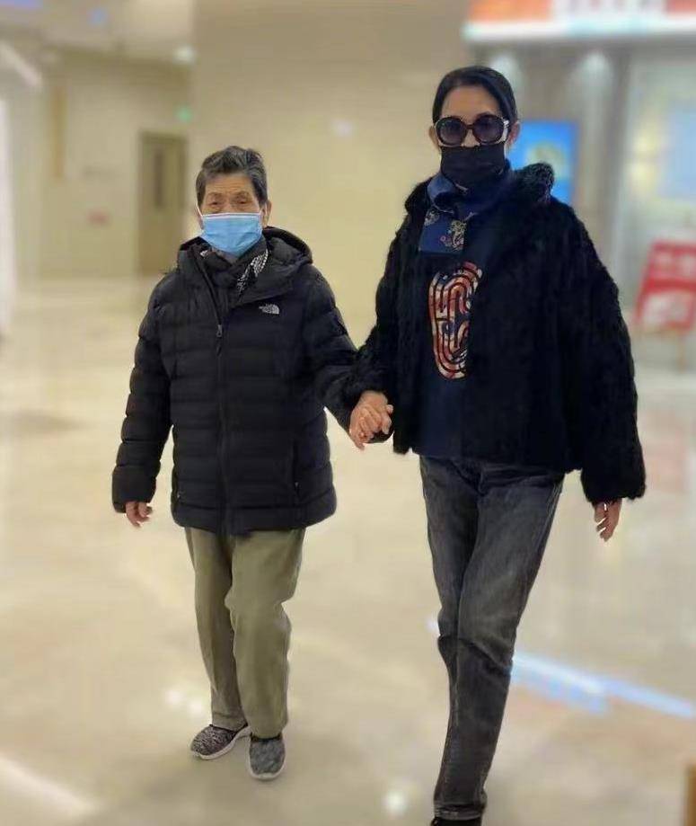 论"最美"主持只服这8位,气质脱俗,走路带风,谢娜等人算了吧_董卿_倪萍