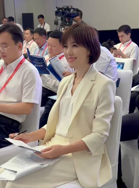 欧阳夏丹:到山东烟台主持活动,穿一身白西装显得简约干练又高级_发展