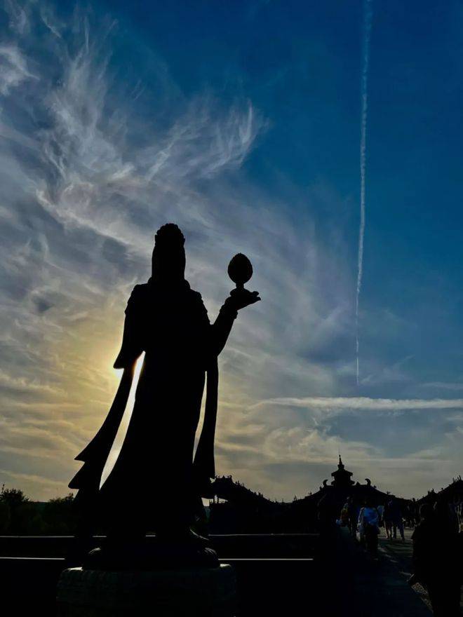 云之遐想(摄影:贾海燕)▲一叶知秋(摄影:安雪飞)▲一叶知秋(摄影