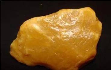 农民挖出9斤重田黄石,11万卖给富商,30年后才知道:亏了一个亿_人们