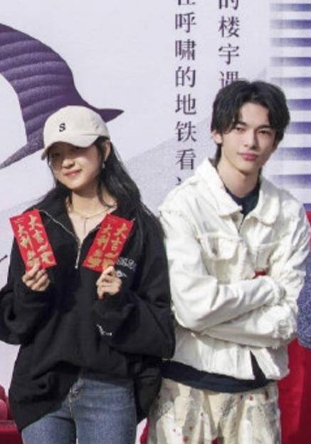 孙千疑恋情曝光!与一男子当街摸头拥抱,95花们爱情比事业顺利?