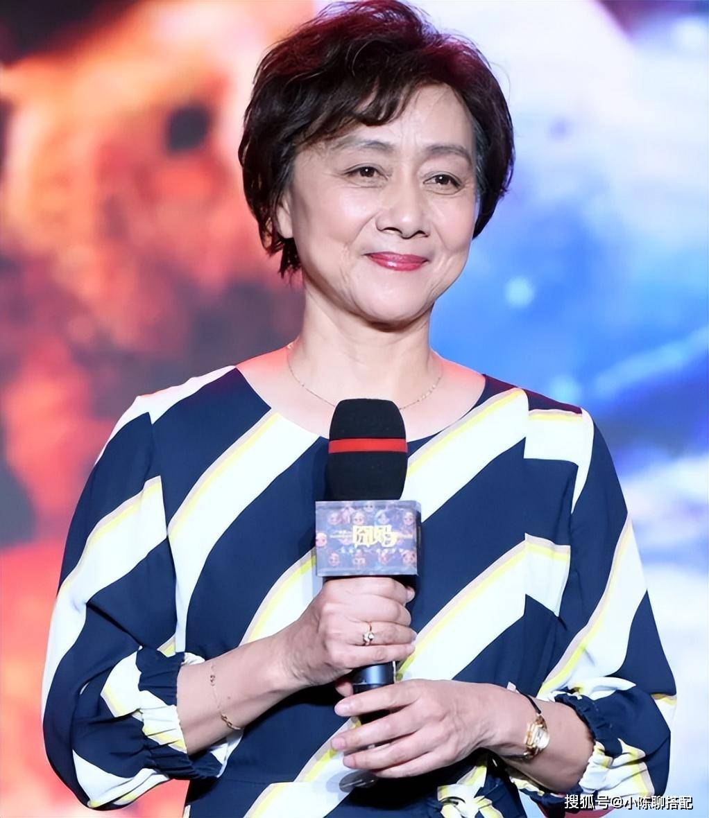 73岁黄梅莹亲身示范:发不染黑,衣不穿松,到老都没有"大妈感"_整体