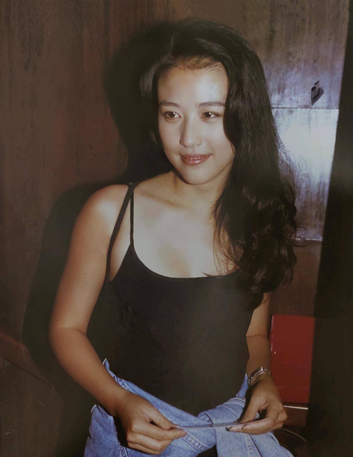 周海媚母亲发讣告证实女儿病逝,手持向日葵,音容宛在_家人_图片_谭飞