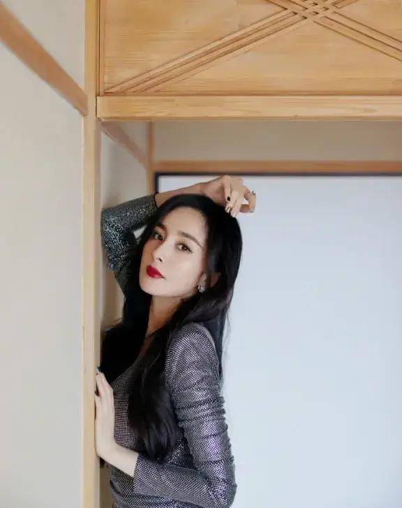 杨幂果然不愧是"大幂幂"啊,事业线太亮眼了!_身材_叉裙_魅力