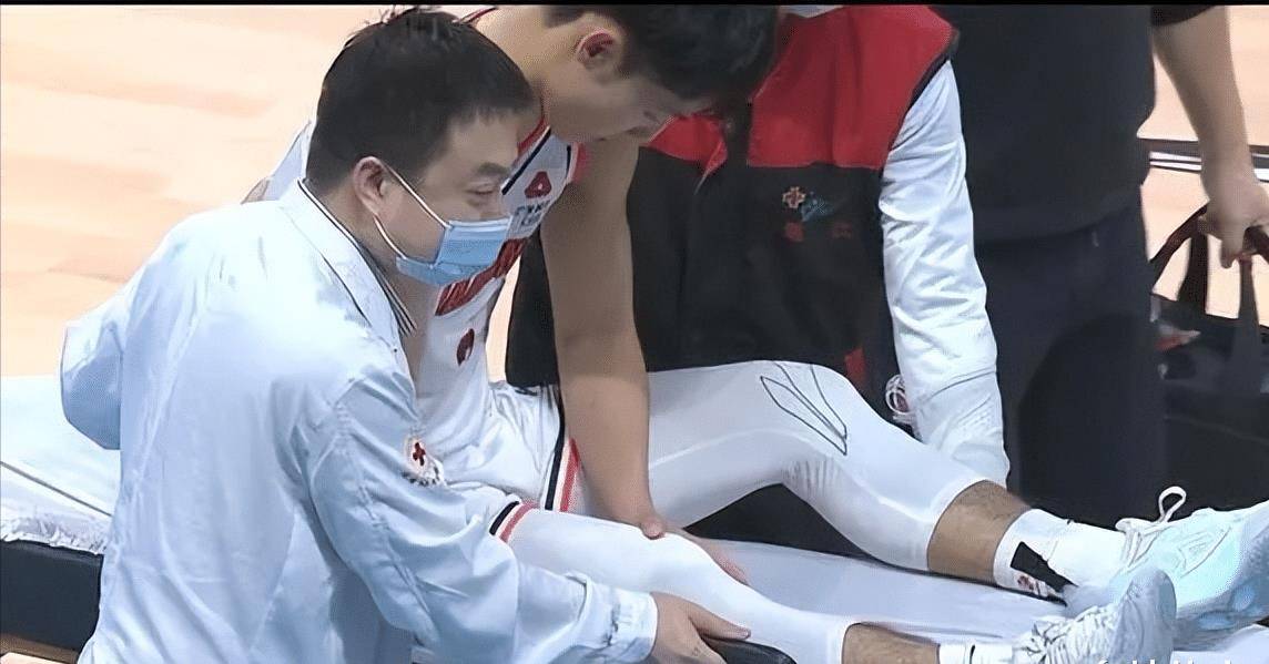 已能自行走路,检查报告出来,或至少休战三周_宏远_胡明轩_受伤