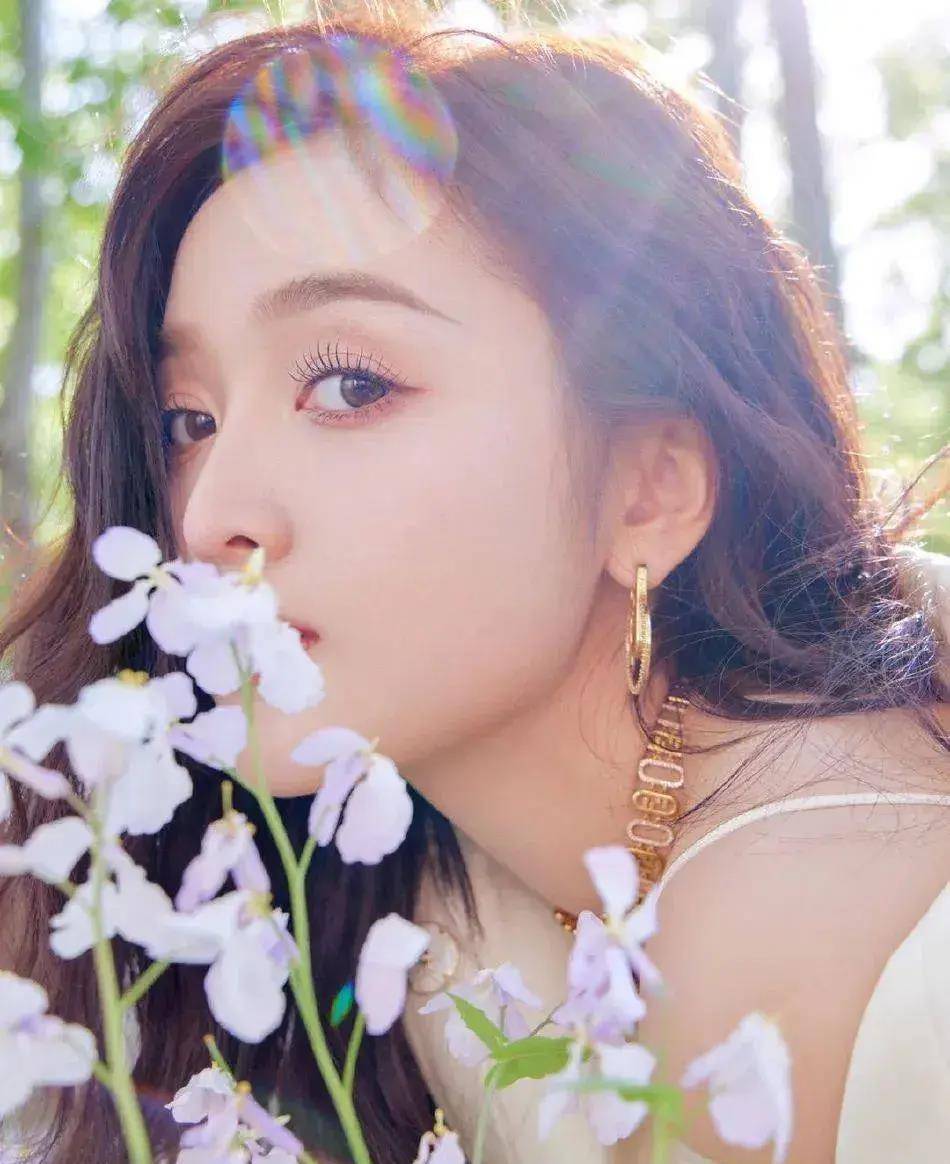 吴宣仪大片曝光美腿!