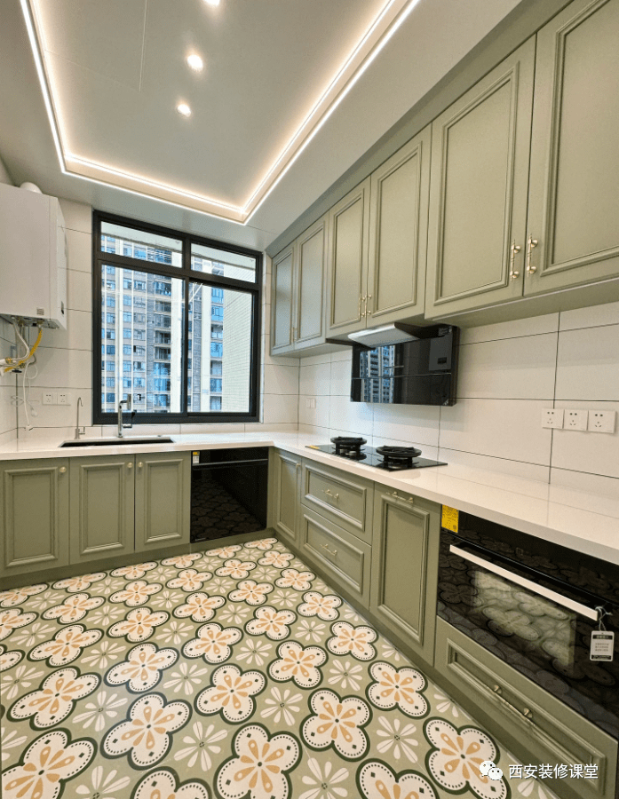统一的清新绿,花砖呼应协调,大面积白色瓷砖留白,统一整洁法式复古半