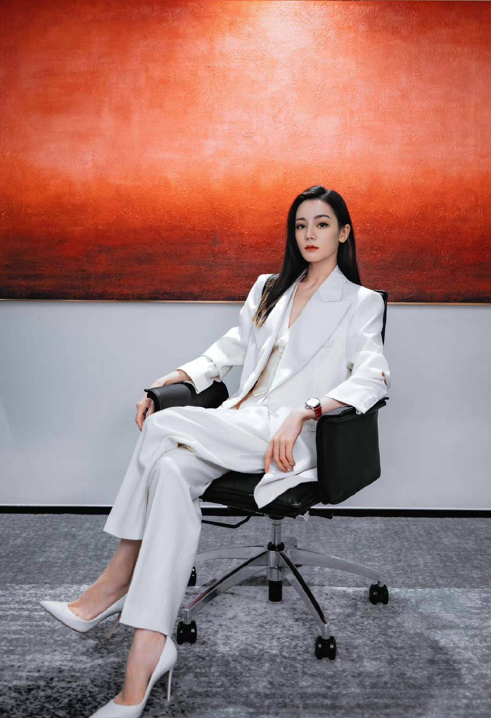 迪丽热巴身穿黑白西装的大片来了,美丽又美丽,连坐姿都非常可爱_形象