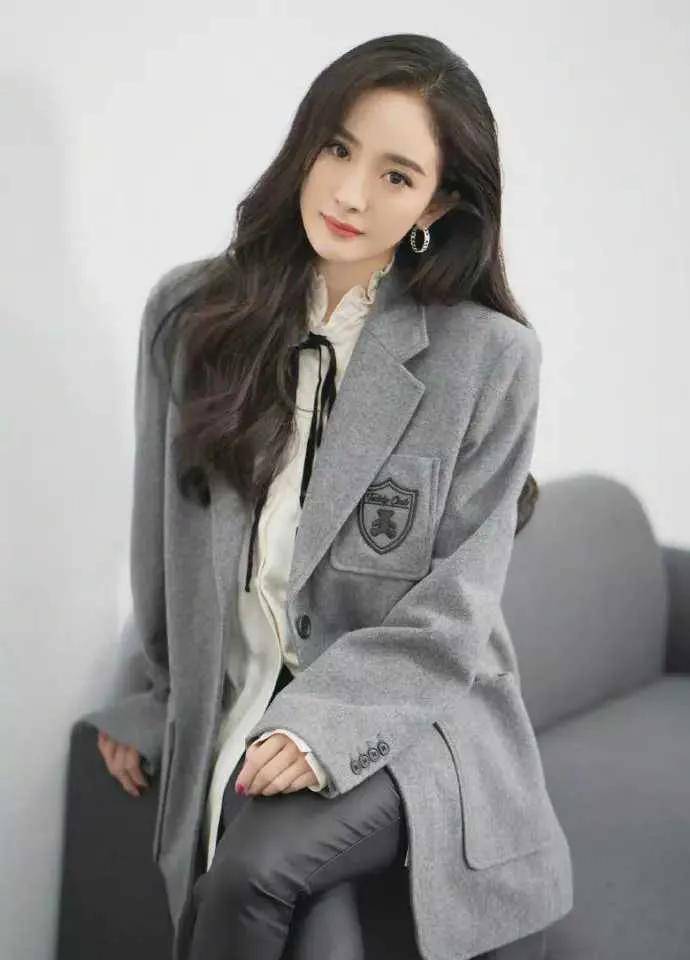 杨幂身穿紧身皮裤亮相,筷子腿又细又直,太迷人了!_黑色_款式_外套