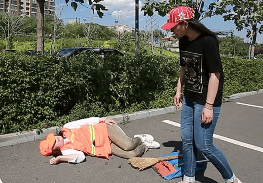 七旬老人骑车逆行摔倒,司机好心搀扶竟被讹?