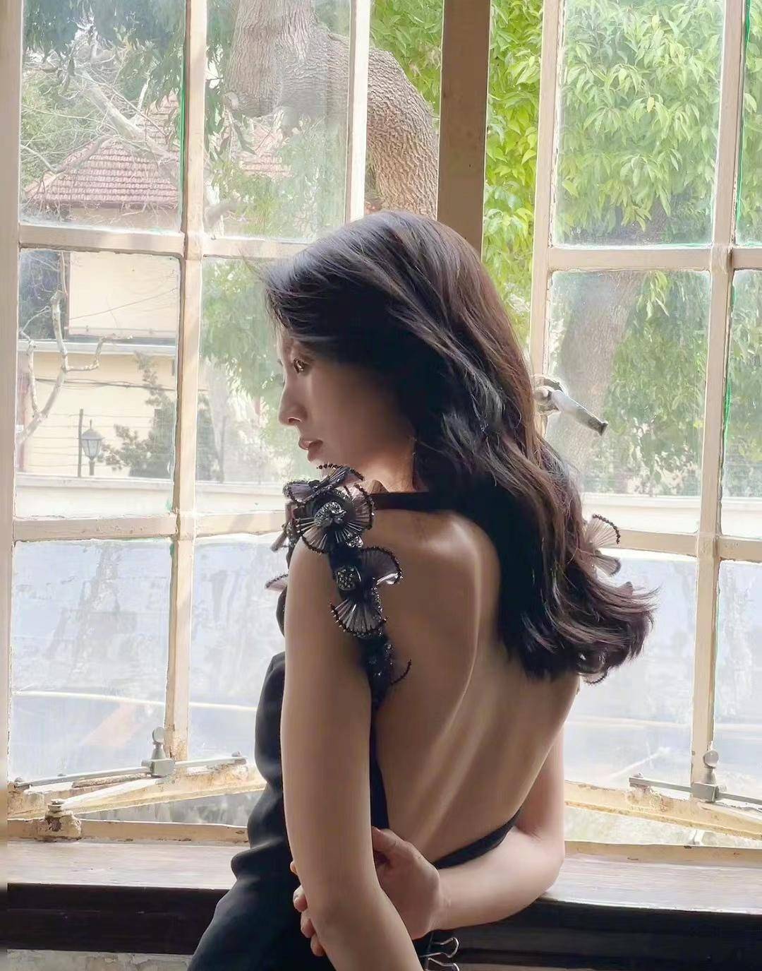 邢菲登上《男人装》封面,身穿性感迷人的吊带透视上衣,深v秀出美丽