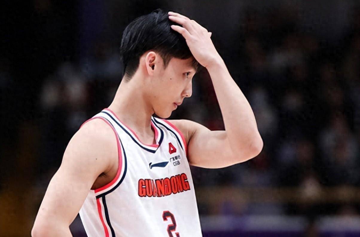 徐杰被担架推离赛场,于嘉揭秘mcl韧带损伤真相,胡明轩情绪低落_比赛