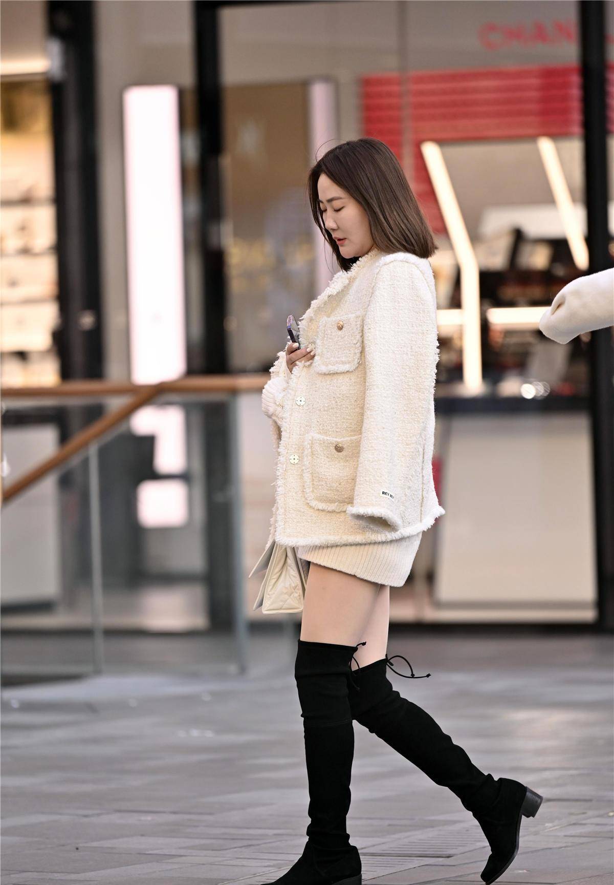 秋冬季节过膝靴搭配,保暖时尚的搭配,也比较显身材的穿搭_美女_靴子