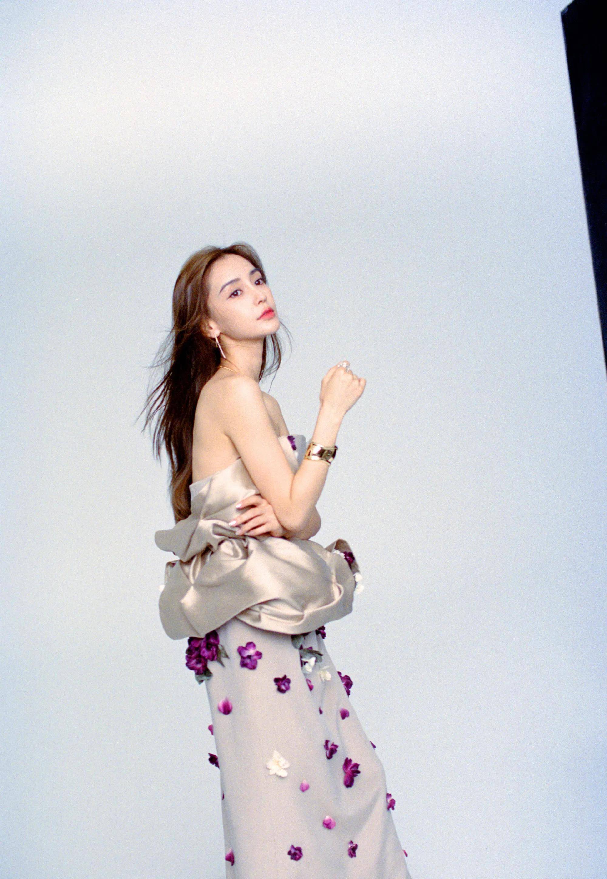 angelababy杨颖《时装》杂志大片曝光,多套look切换,反差迷人_短发