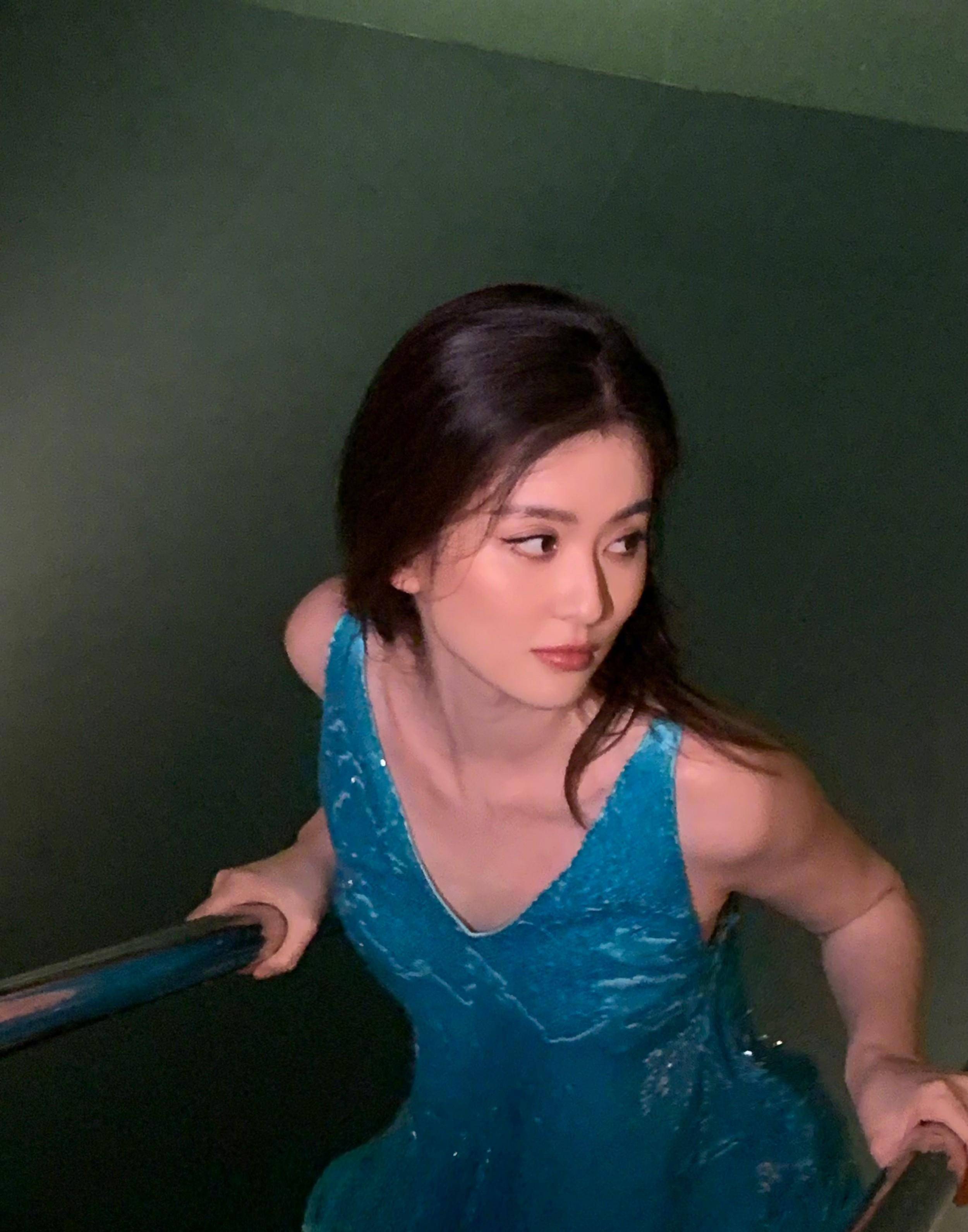 乔欣·美人的鱼穿着靛蓝色泳衣,晚上特别迷人_姐姐_时尚_自然