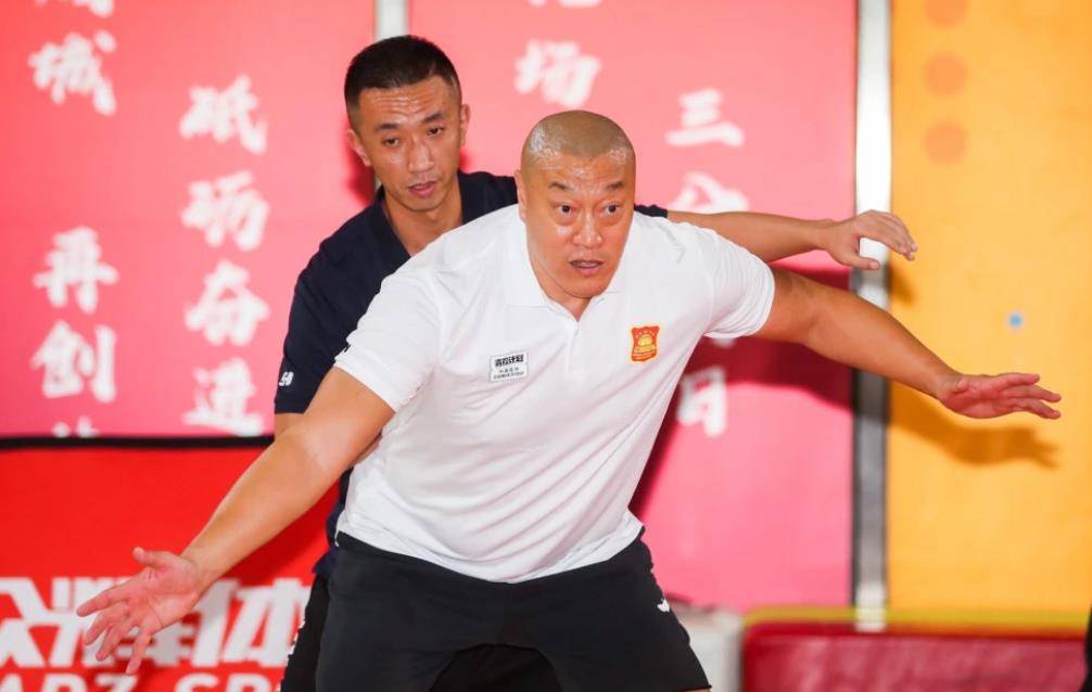 54岁的男篮马健,身材体强壮,妻子是日本美女,儿女双全很幸福_篮球