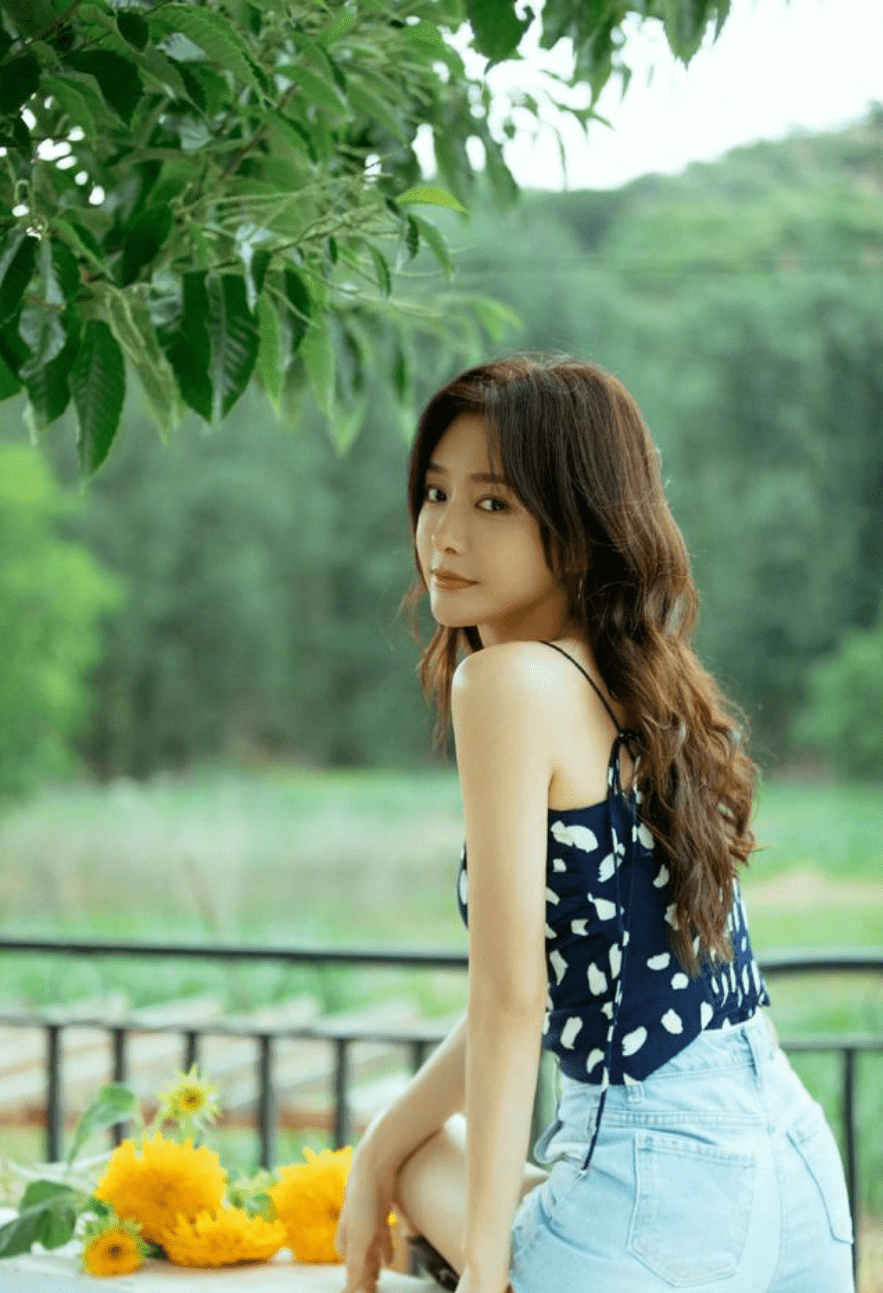 女星集体状态反弹:杨幂酥胸,秦岚翘臀,"大嫂"身材火辣太养眼_柳岩