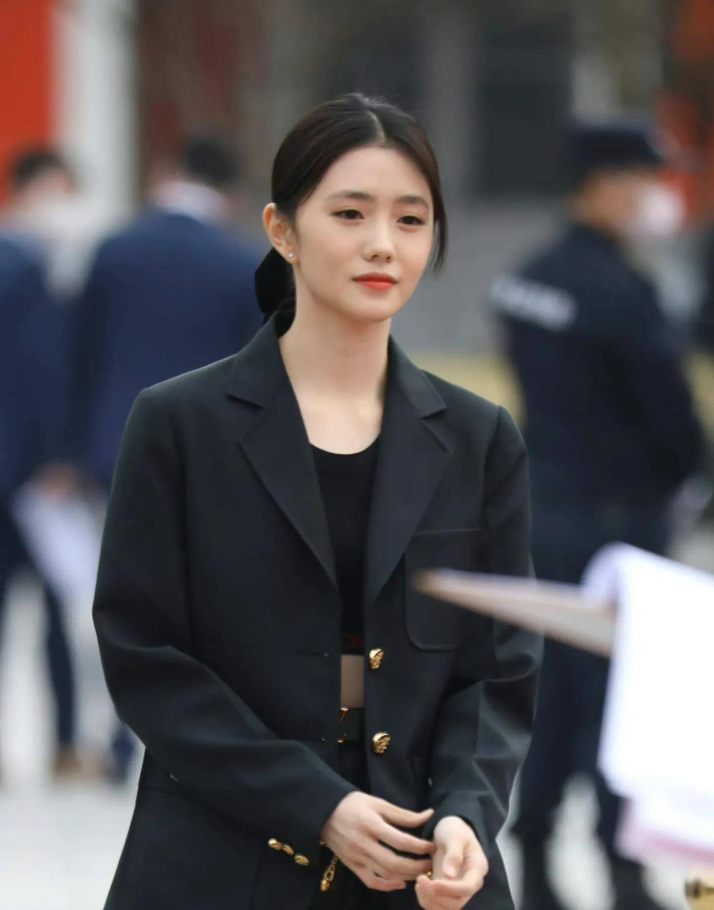 刘浩存穿黑色小西装搭配黑色短裤真是迷人_时尚_整体_气质