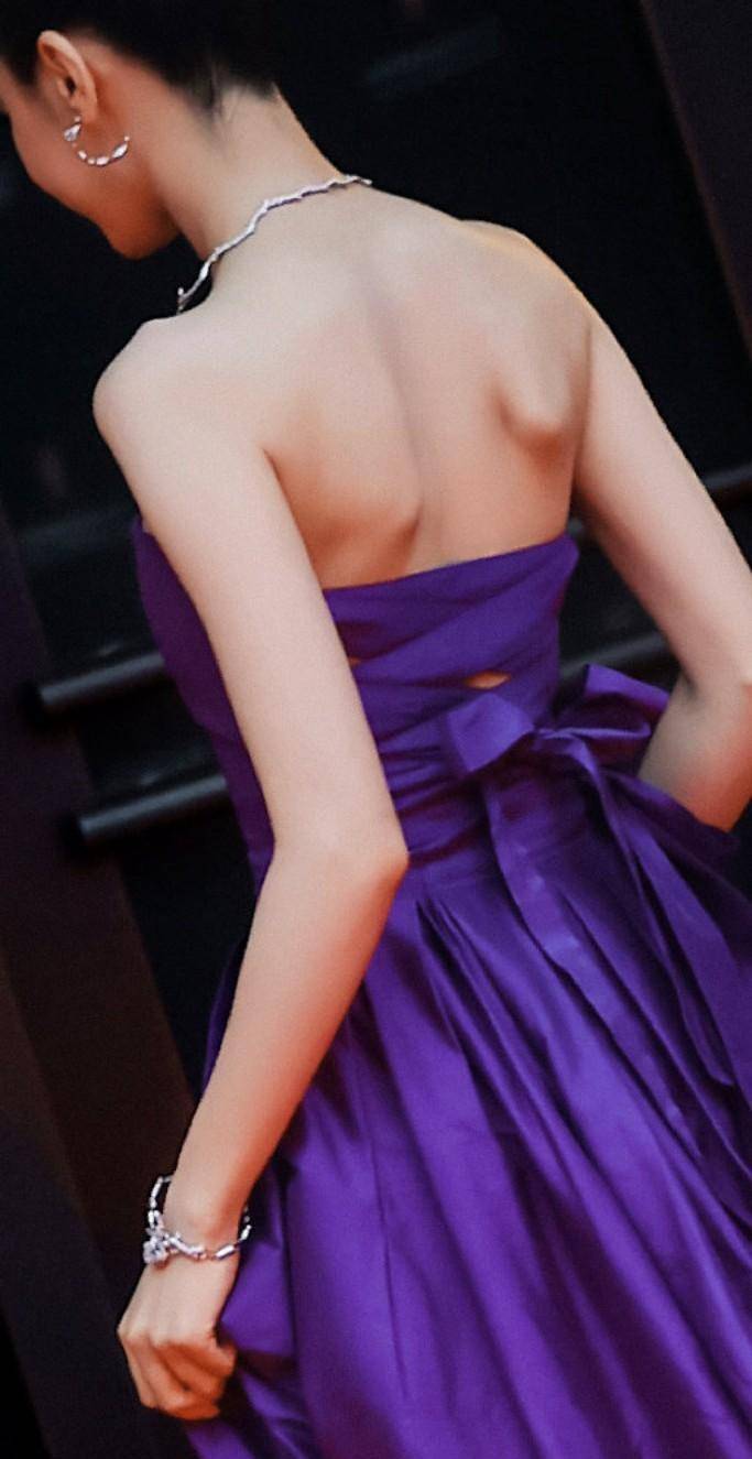 迪丽热巴蝴蝶骨好明显,高挽发髻,一袭紫色抹胸礼服裙贵气迷人