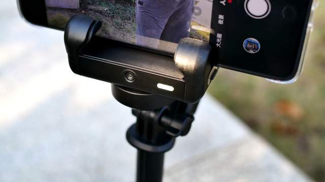 带稳定器的防抖自拍杆,支持AI人脸追踪:奥川M2 PRO体验