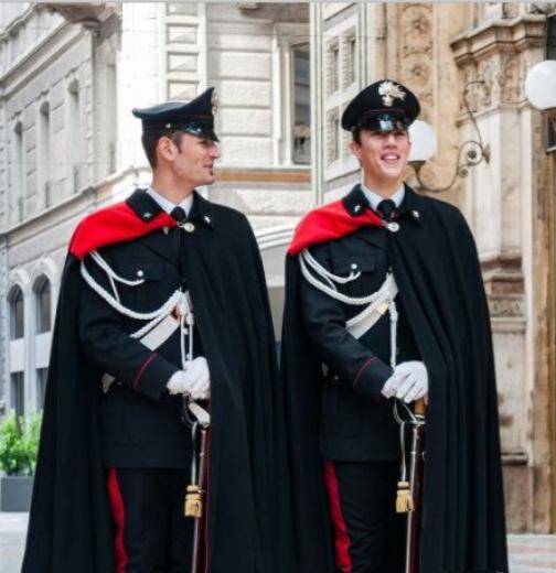 意大利军服被评为世界上最漂亮军服,黑红配色端正庄严_军队_宪兵队