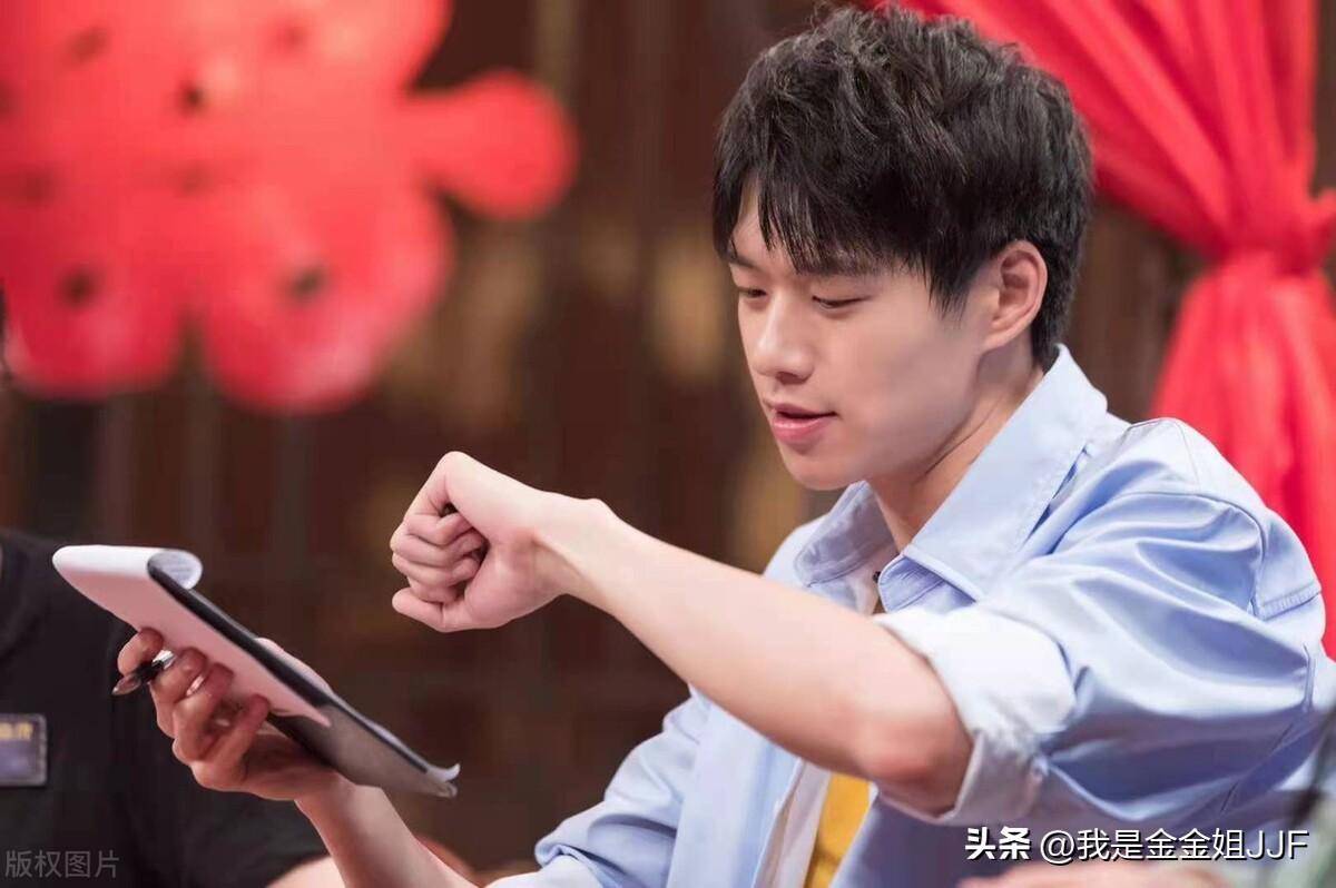 于是,我也跟着众网友们,顺藤摸瓜扒了扒魏大勋的过往情史.