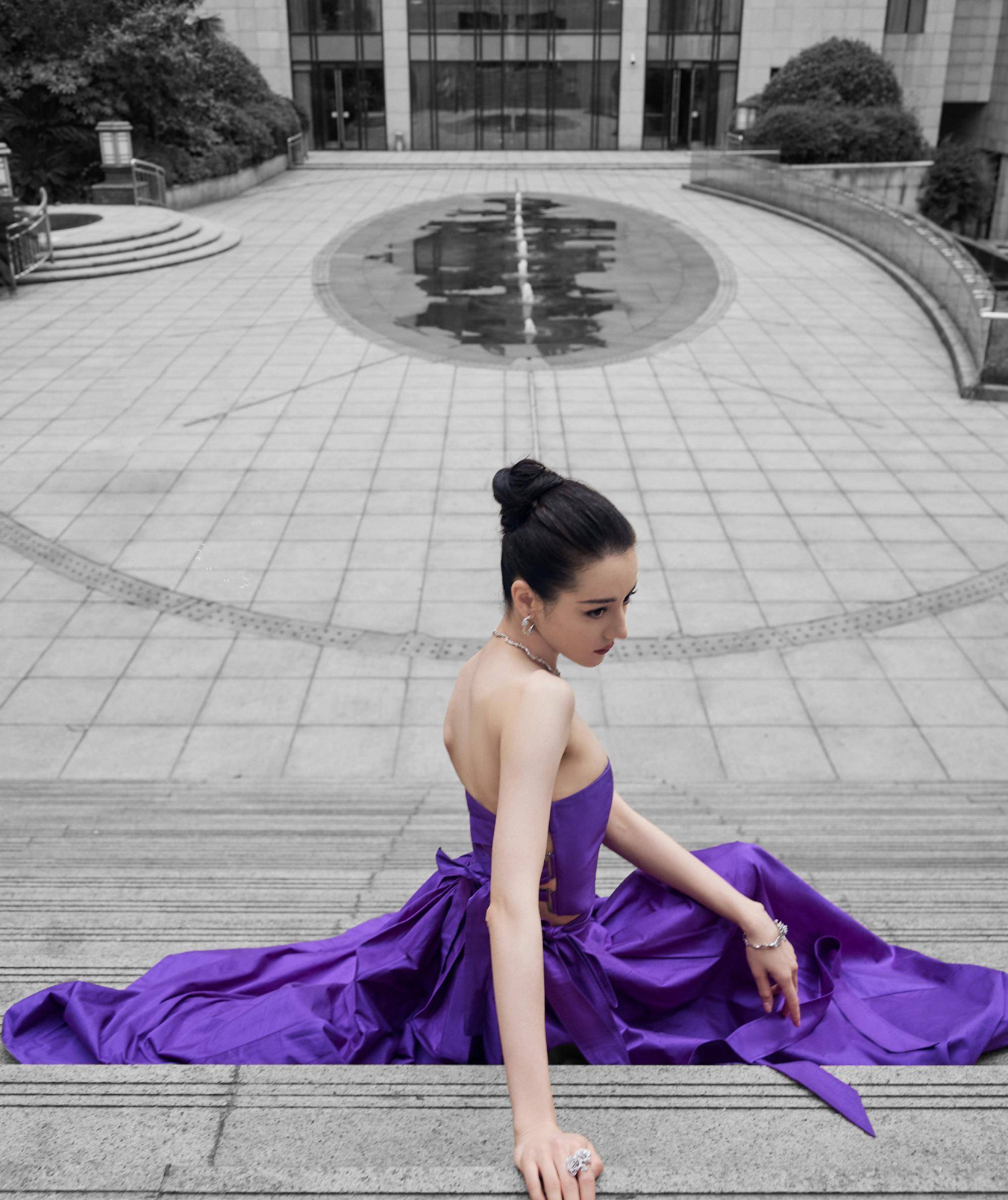 迪丽热巴蝴蝶骨好明显,高挽发髻,一袭紫色抹胸礼服裙贵气迷人