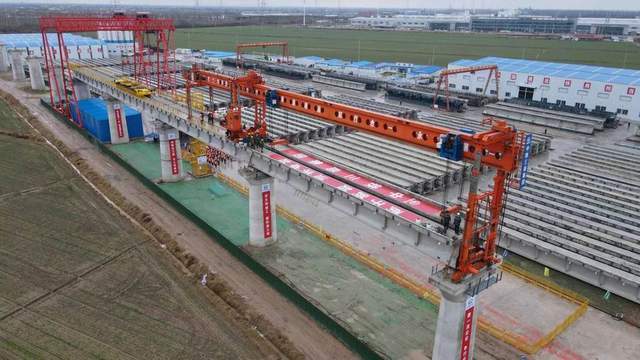 大丰港铁路支线首孔t梁顺利架设_施工_建设_全线