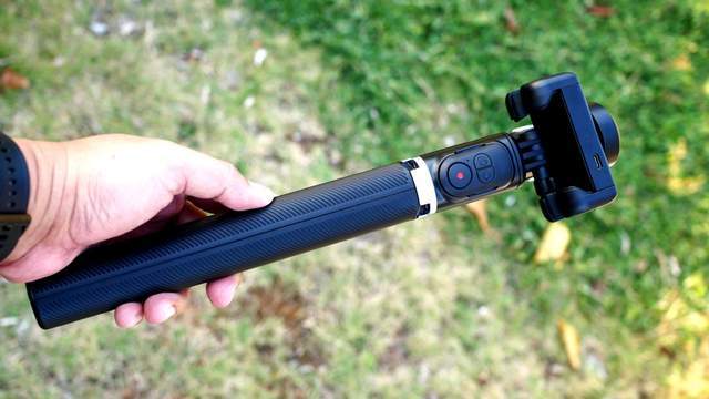 带稳定器的防抖自拍杆,支持AI人脸追踪:奥川M2 PRO体验