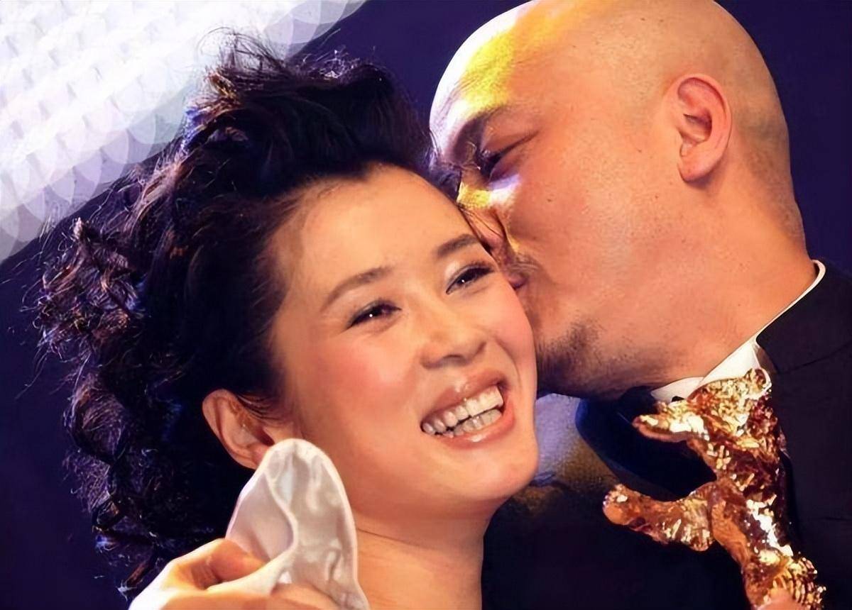 2011年,张雨绮和王全安领证结婚,两年后,到马尔代夫补办婚礼.