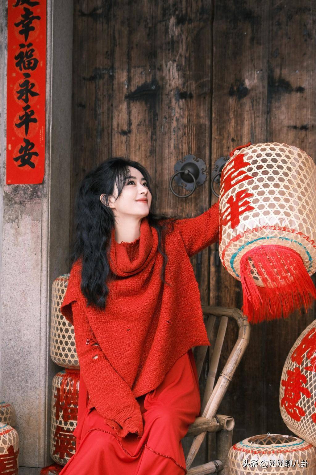 赵丽颖刚在2023年央视春节联欢晚会上大放异彩.