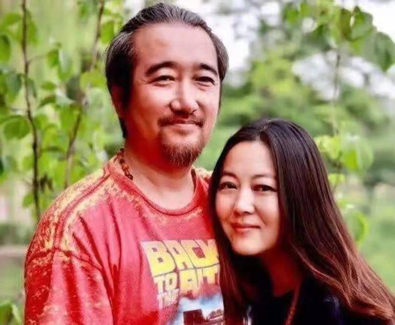 王茜華:風光背後有淚水,千里追愛,婚後10多年與老公