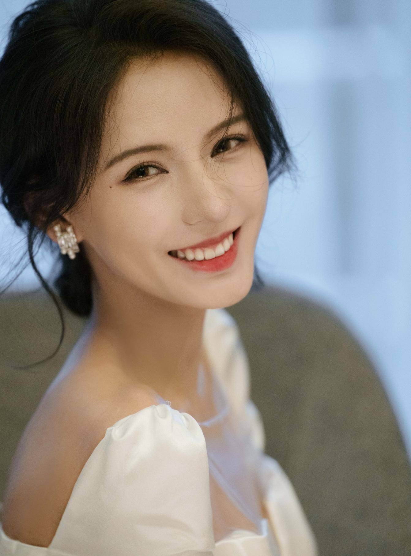 王思聪前女友张予曦身穿低身材v型白裙,一嗔一笑亦销魂_女孩_写真