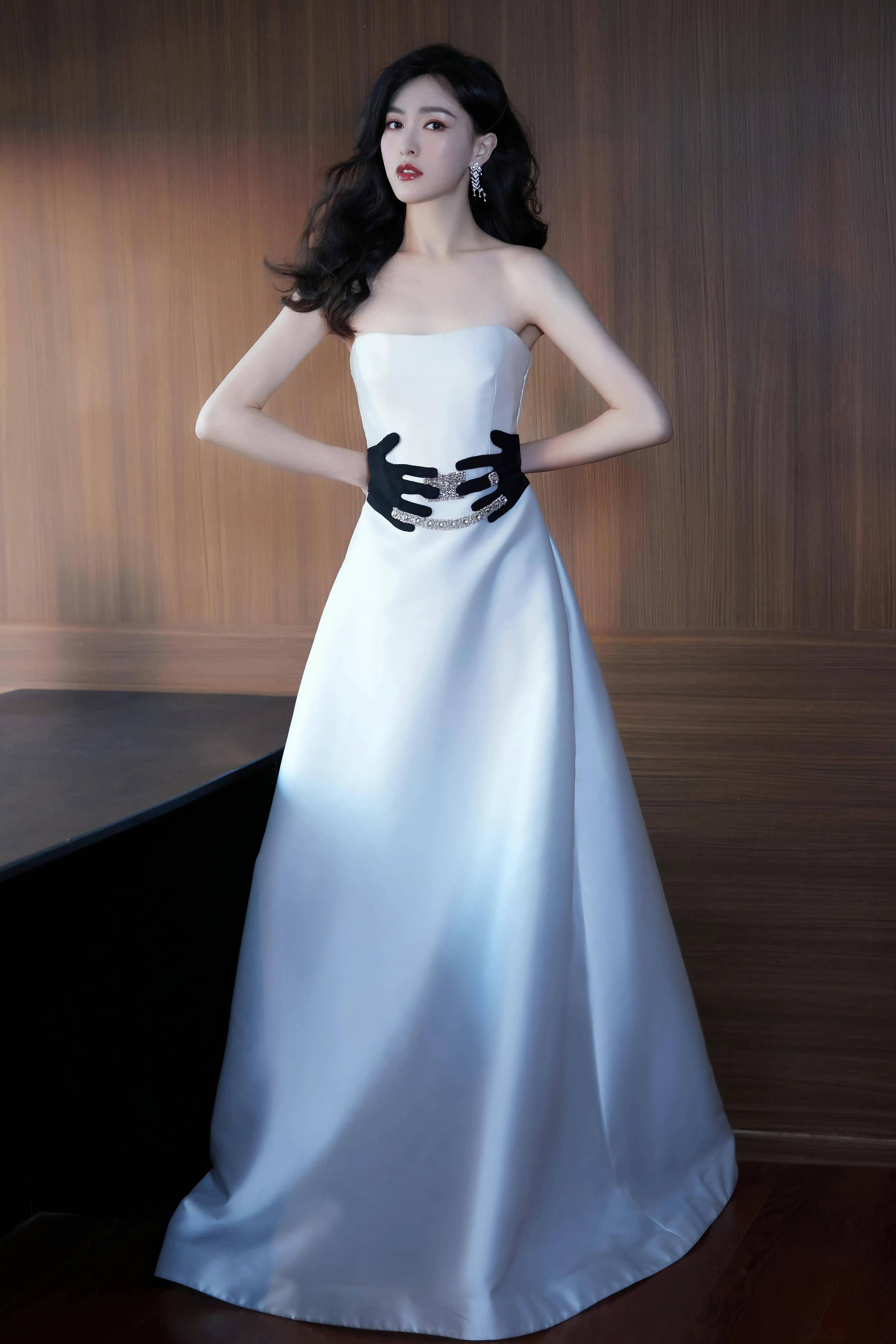 唐嫣新综艺肤白貌美大长腿好美,婚后她被宠成了少女,满满幸福感_玫瑰