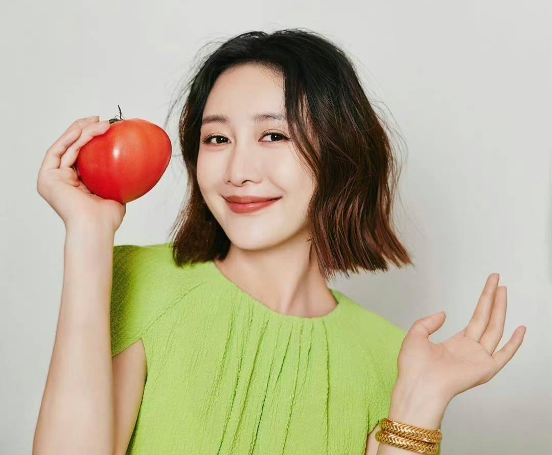 几个月前,王鸥晒出一张个人自拍照时,用袋子遮住肚子,只露出胳膊和腿.