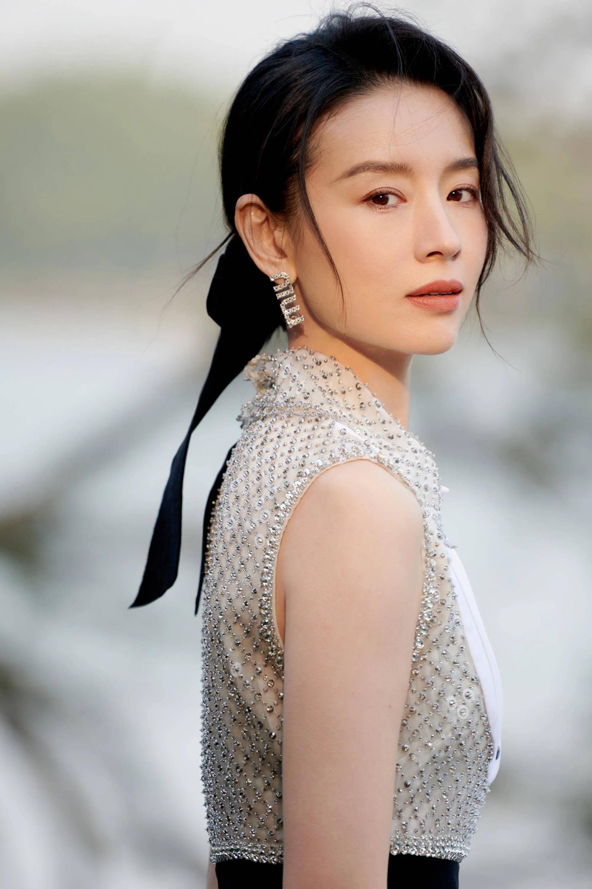 演员董洁,分手后带着儿子生活,为何不让父子相见?_潘粤明_梁朝伟_时候