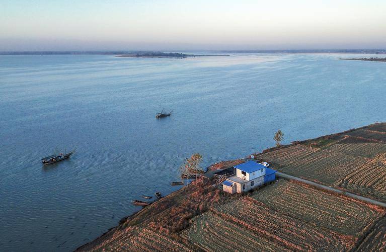 安徽省五大淡水湖之一,是淮河中游最大的天然湖泊,自然资源丰富