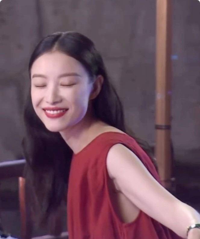 当37岁杨幂和35岁倪妮坐一起,一个美如新娘,一个像陪嫁丫鬟_裙子_造型
