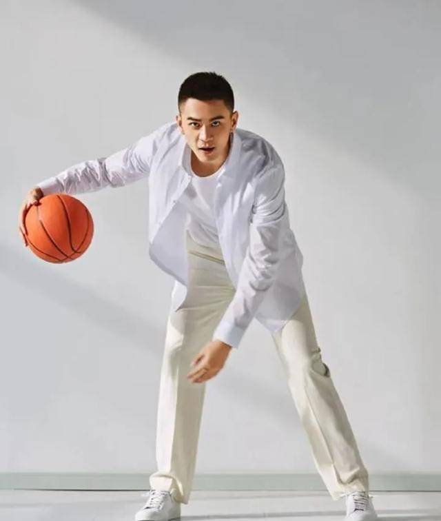 杨鸣宣布离婚,共同抚养孩子;杨鸣曾辟谣出轨,被曝两度起诉离婚_杨明