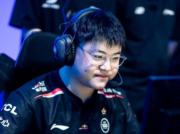 放出三个烟雾弹,先是发布视频,并且在背景音乐中穿插乌兹抢的开火声