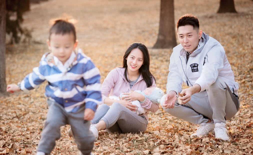 从这以后,张嘉倪则把自己大部分的时间都放在了家庭上,除了《延禧攻略