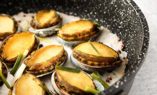 清蒸鲍鱼,鲜嫩滑爽,让你吃出海鲜的鲜美!