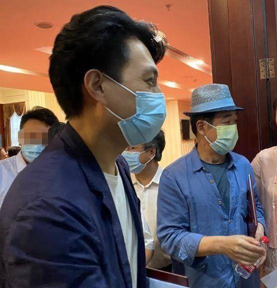 靳东深夜返5千万豪宅,提礼品与友人挥手显不舍,44岁身材太健硕_张国立