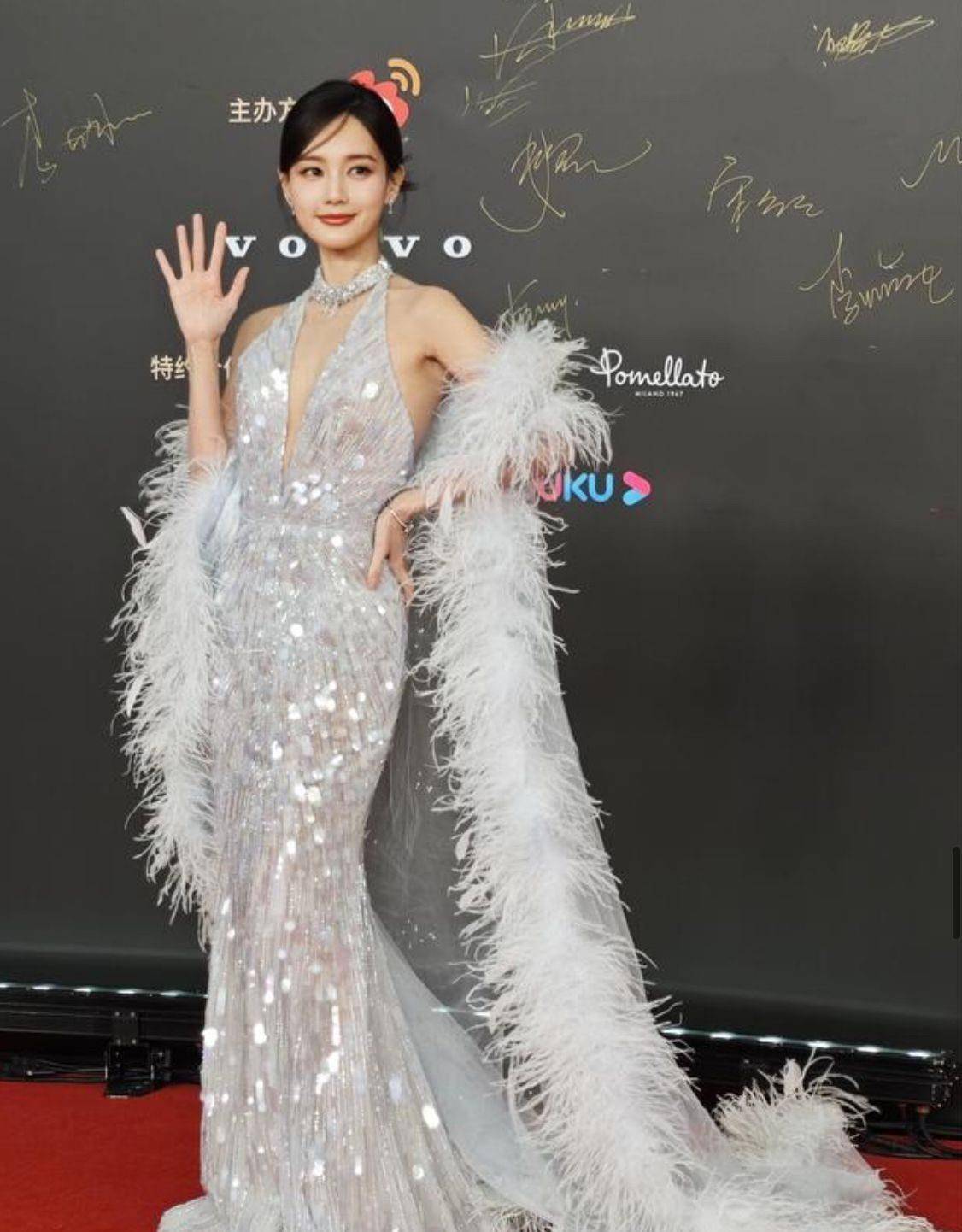 大冷天透视,镂空装轮番上阵,越冻越美_女明星_裙子_设计