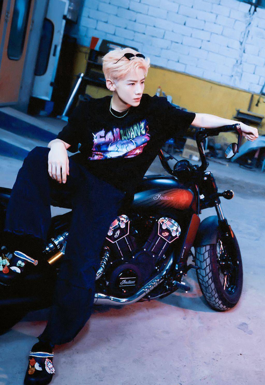 内娱男明星的机车造型大赏,你最爱谁?_黑色_西装_头盔