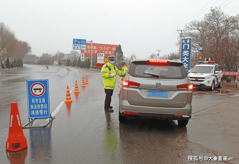 12月14日,富平交警大隊強化客運車輛管理,要求駕乘人員繫好安全帶.