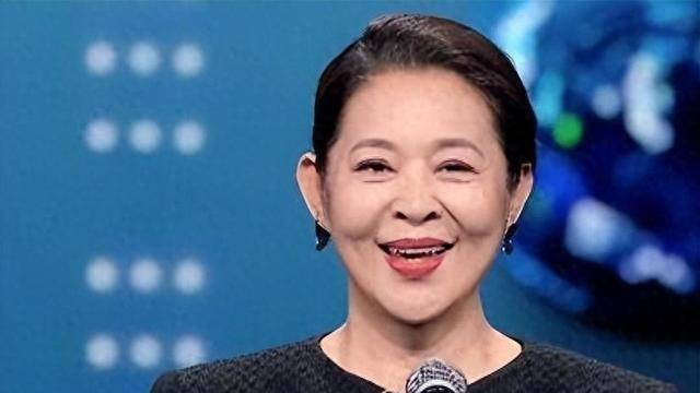 64岁倪萍美到认不出,穿汉服亮相优雅大方,古韵气质好似画中仙_穿着