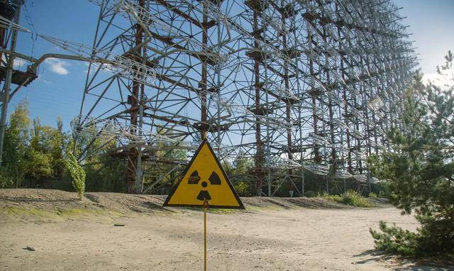 短波频段,会突然出现尖锐的敲击声,所以它也被称之为"俄罗斯啄木鸟"