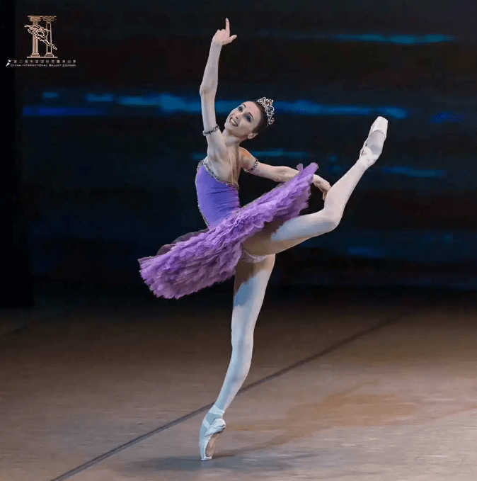 俄罗斯皇家芭蕾舞团谢幕,演员突然跳起"科目三",嗨动全场_表演_舞蹈