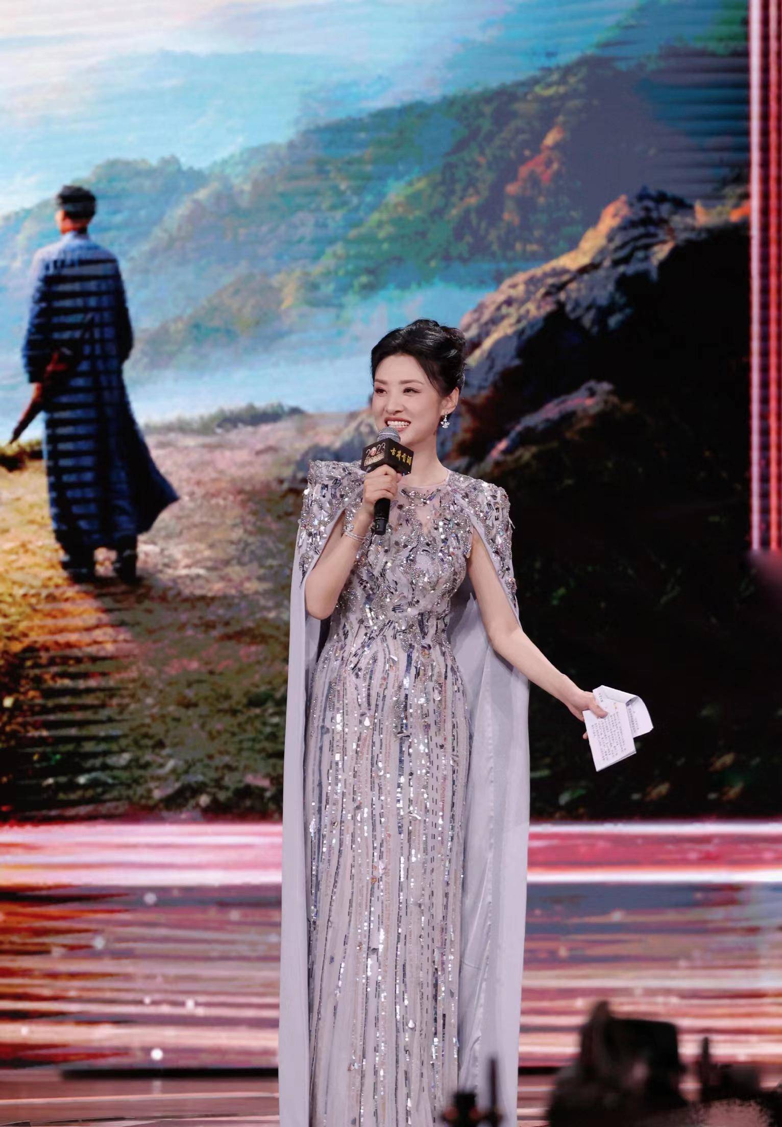 周涛"国剧盛典"亮相,连换三奢裙排面拉满,肤白貌美哪像55岁?